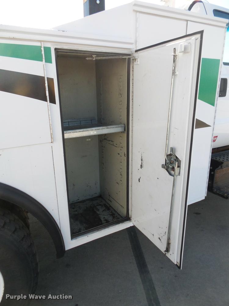 image for item DC9520 2009 Ford F750 XLT Super Duty service truck with crane