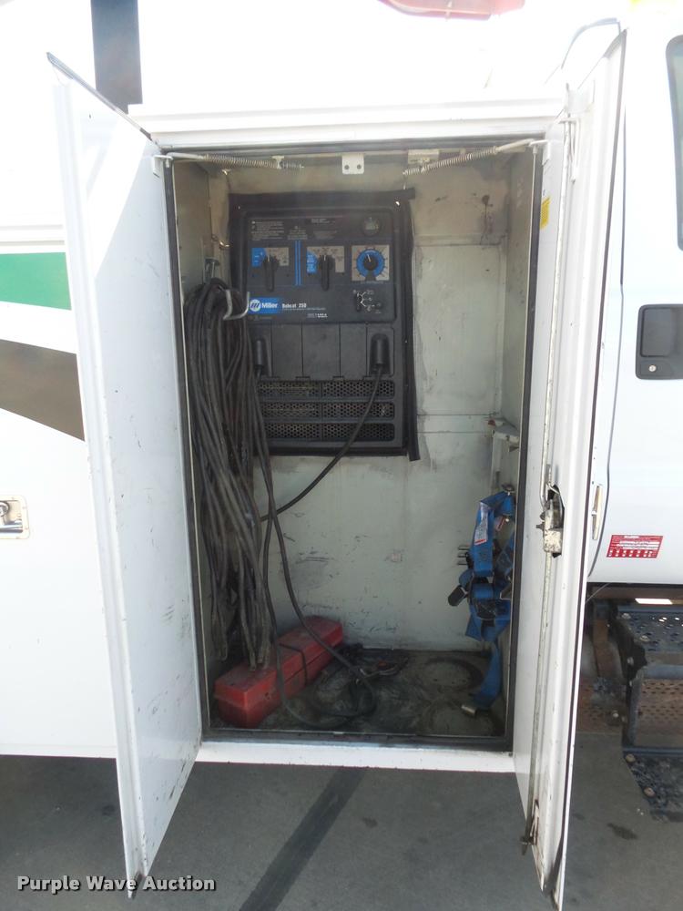 image for item DC9520 2009 Ford F750 XLT Super Duty service truck with crane