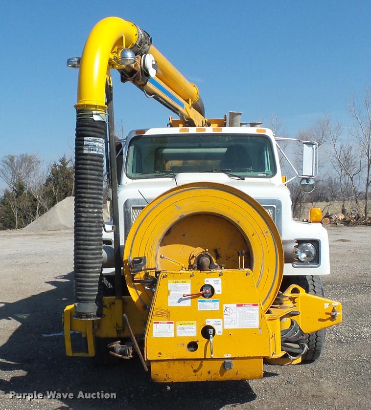 image for item J1551 1999 International 2554 vacuum truck