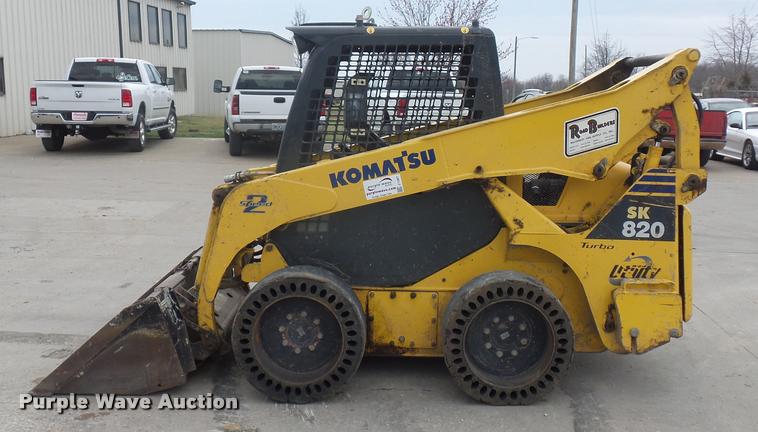 image for item J1567 2006 Komatsu SK820 skid steer