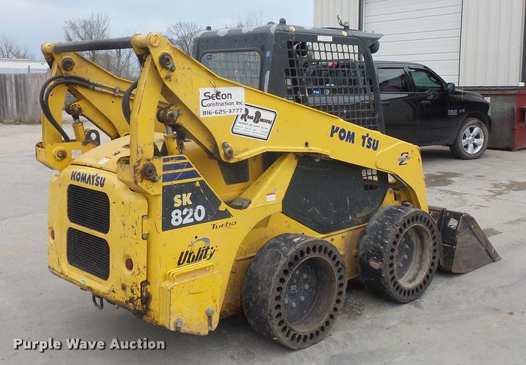 image for item J1567 2006 Komatsu SK820 skid steer