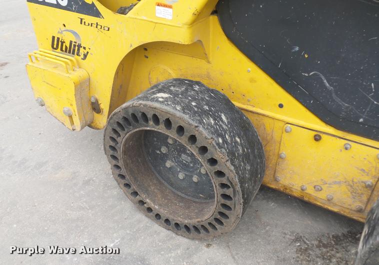image for item J1567 2006 Komatsu SK820 skid steer