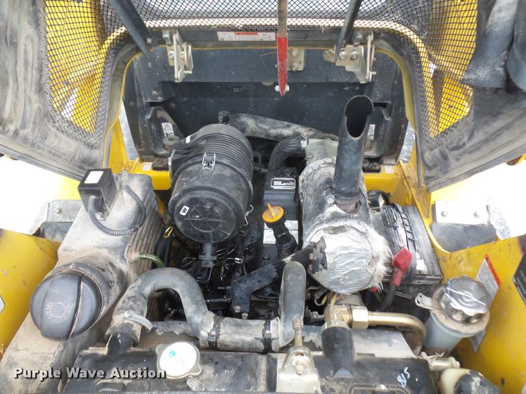 image for item J1567 2006 Komatsu SK820 skid steer