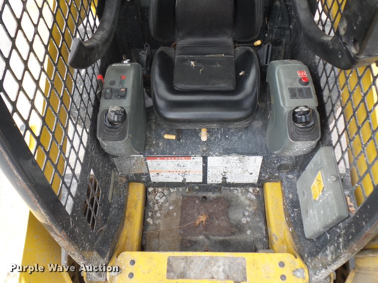 image for item J1567 2006 Komatsu SK820 skid steer