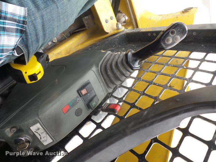 image for item J1567 2006 Komatsu SK820 skid steer