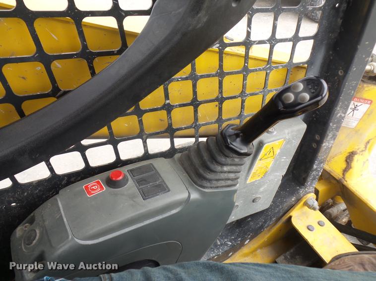 image for item J1567 2006 Komatsu SK820 skid steer