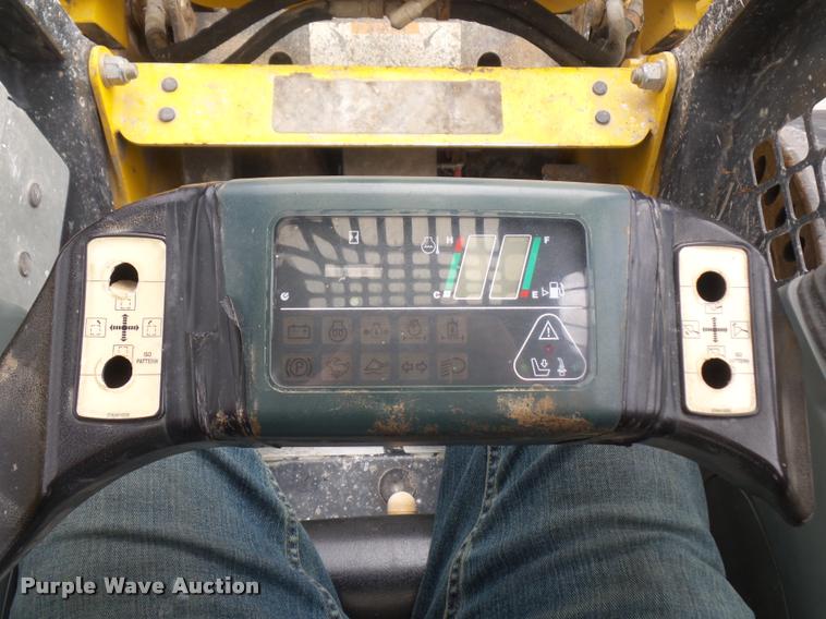image for item J1567 2006 Komatsu SK820 skid steer
