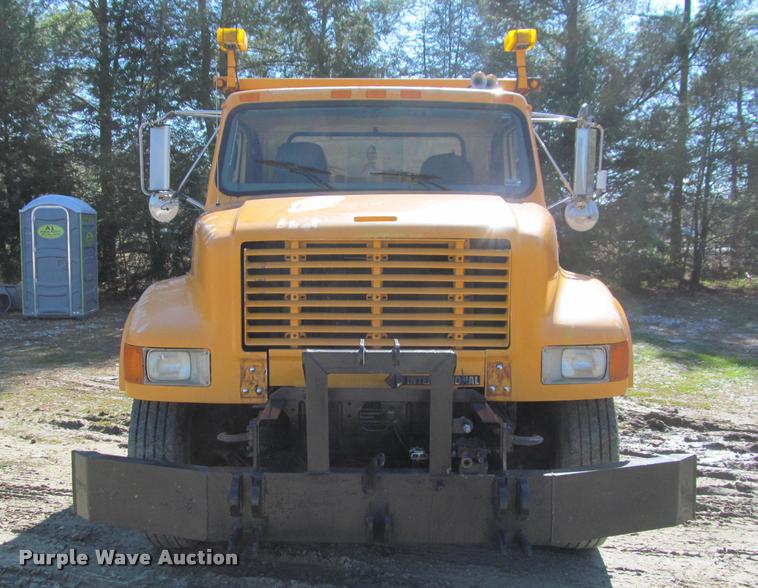 image for item J2613 2002 International 4900 dump truck