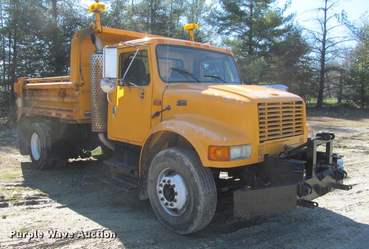 image for item J2613 2002 International 4900 dump truck