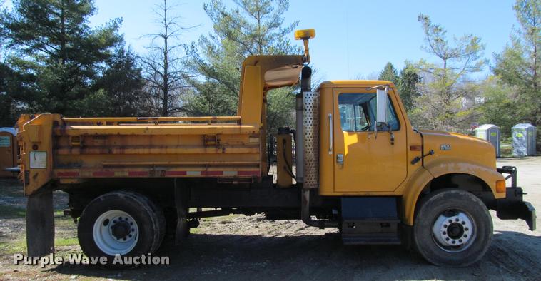 image for item J2613 2002 International 4900 dump truck