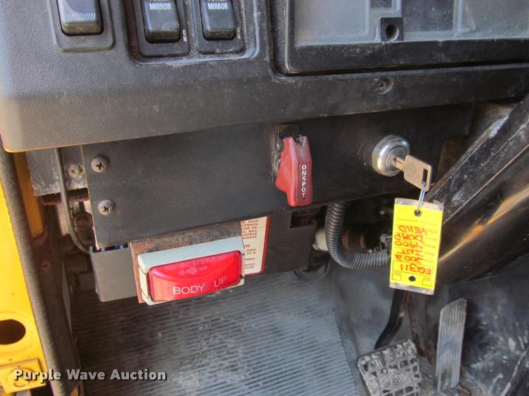 image for item J2613 2002 International 4900 dump truck