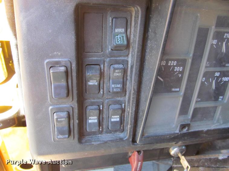 image for item J2613 2002 International 4900 dump truck