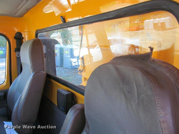 image for item J2613 2002 International 4900 dump truck