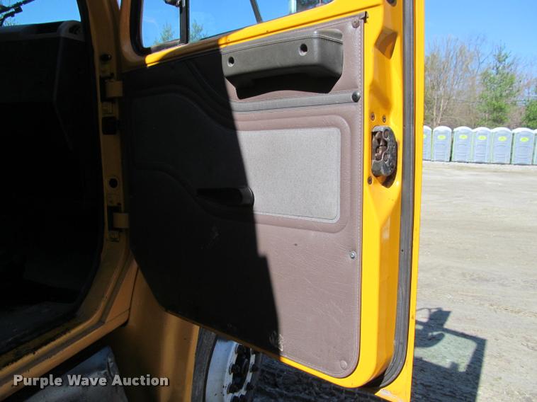 image for item J2613 2002 International 4900 dump truck