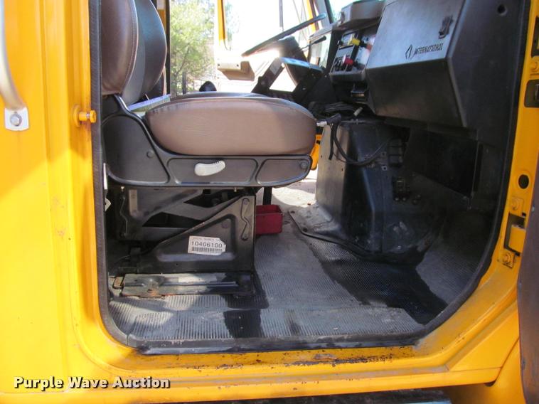 image for item J2613 2002 International 4900 dump truck