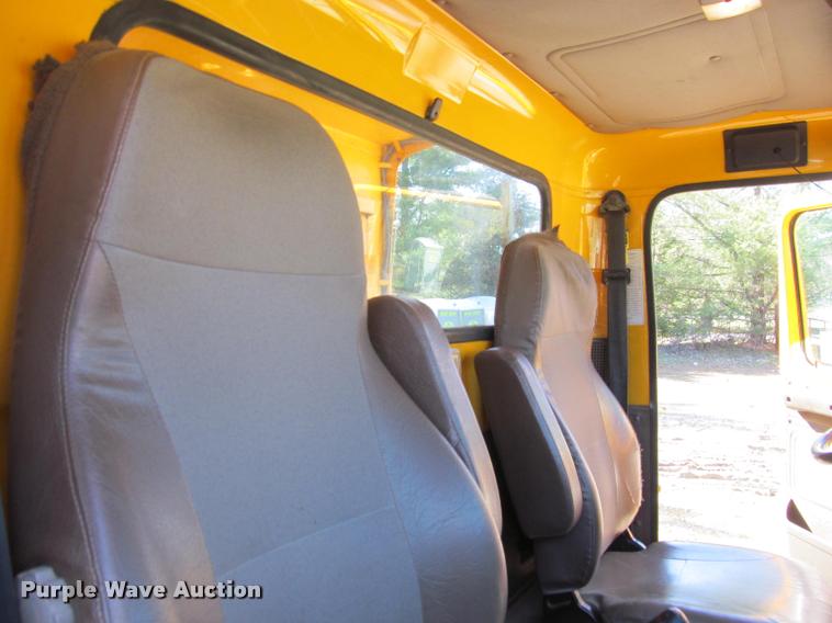 image for item J2613 2002 International 4900 dump truck