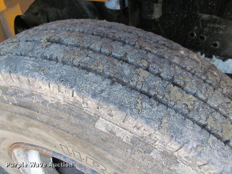 image for item J2613 2002 International 4900 dump truck