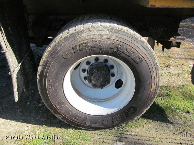 image for item J2613 2002 International 4900 dump truck