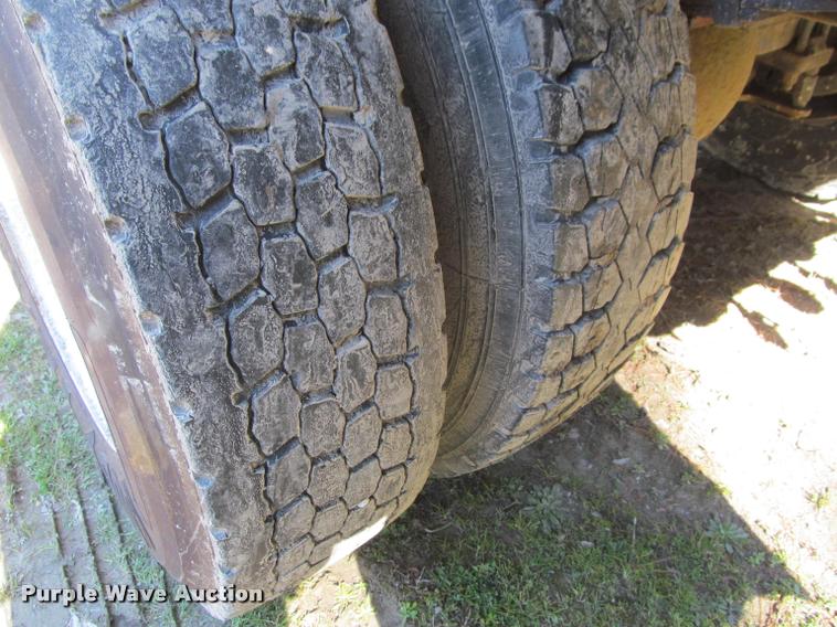 image for item J2613 2002 International 4900 dump truck