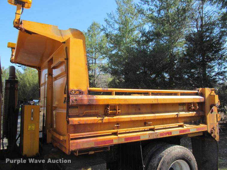 image for item J2613 2002 International 4900 dump truck