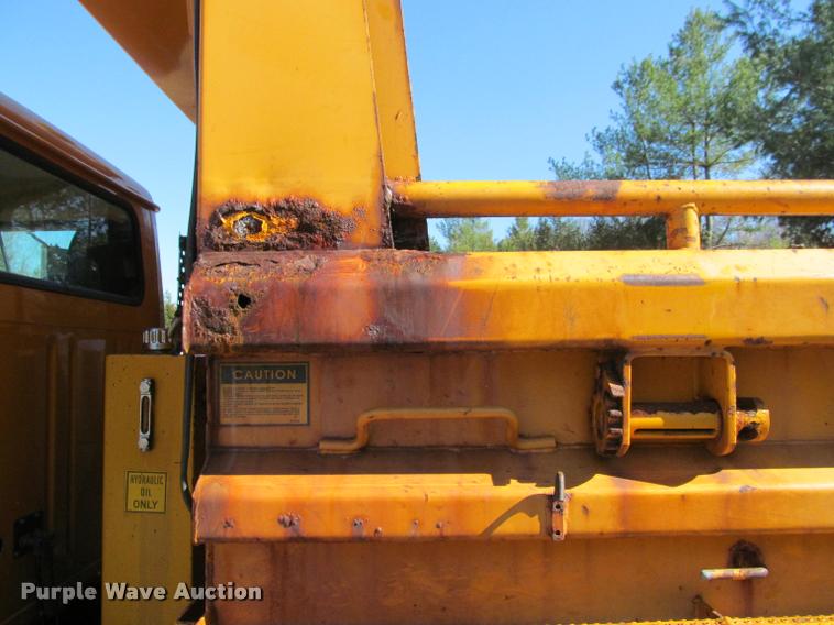 image for item J2613 2002 International 4900 dump truck