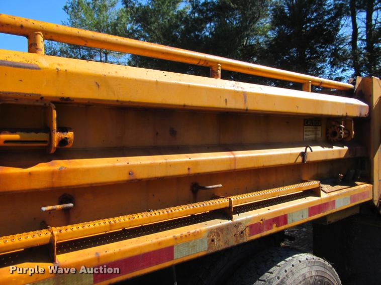 image for item J2613 2002 International 4900 dump truck