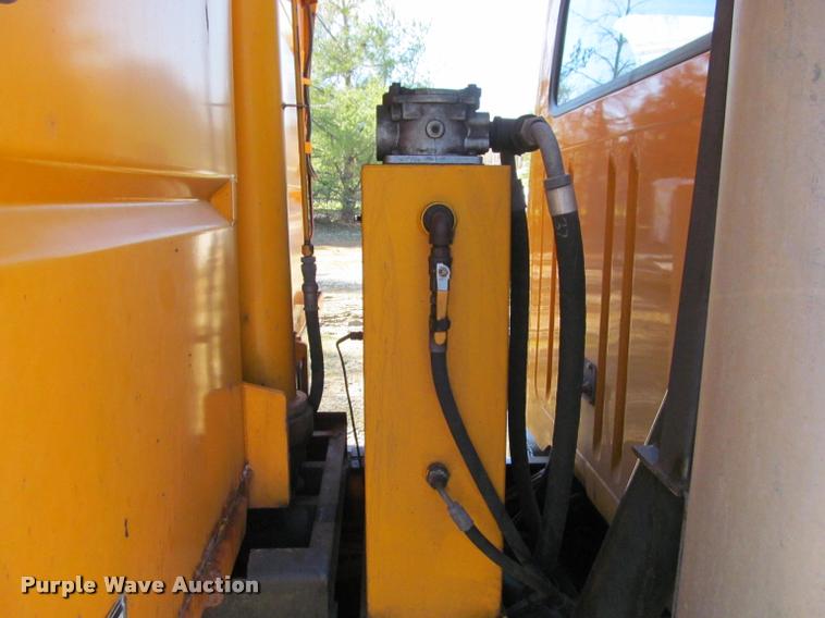 image for item J2613 2002 International 4900 dump truck