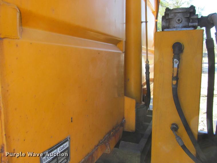 image for item J2613 2002 International 4900 dump truck