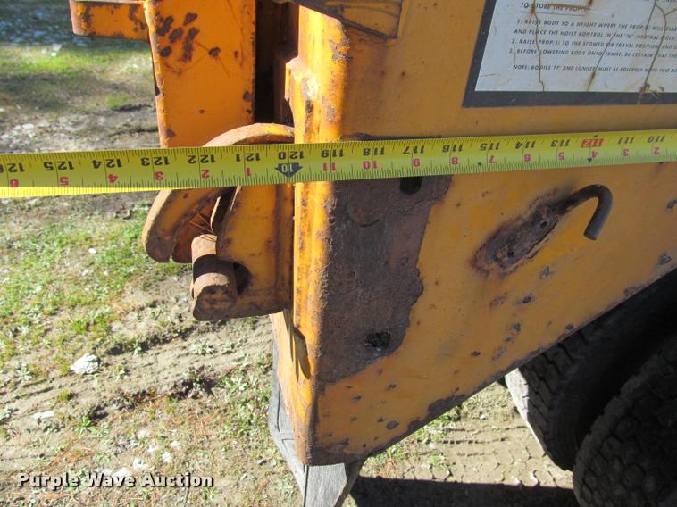 image for item J2613 2002 International 4900 dump truck