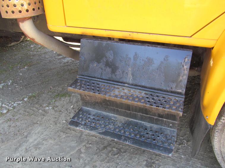 image for item J2613 2002 International 4900 dump truck