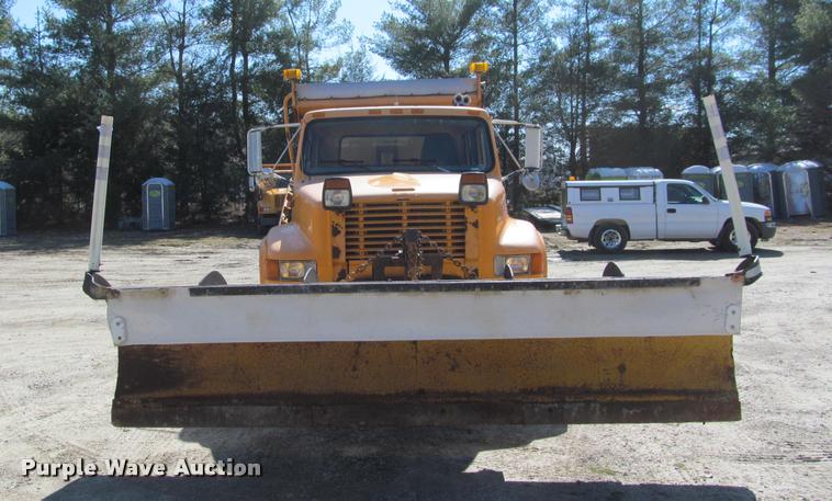 image for item J2614 2001 International 4900 dump truck