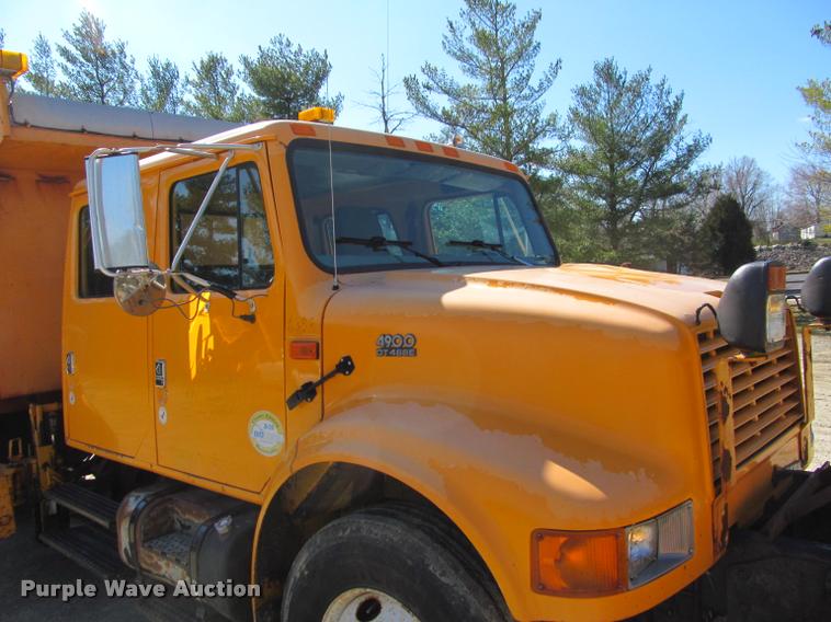 image for item J2614 2001 International 4900 dump truck