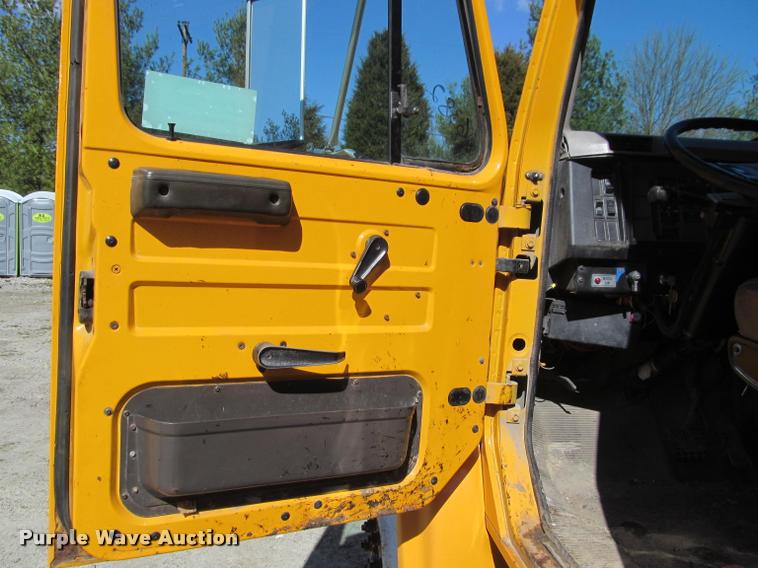 image for item J2614 2001 International 4900 dump truck