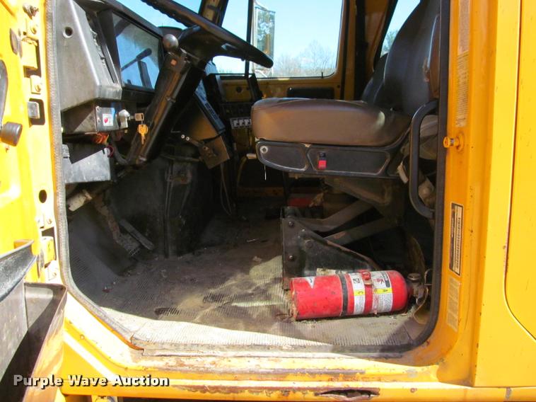 image for item J2614 2001 International 4900 dump truck