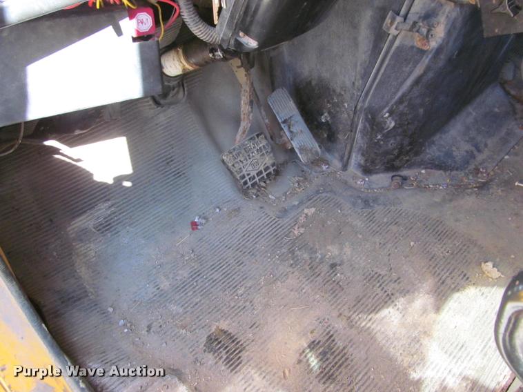 image for item J2614 2001 International 4900 dump truck