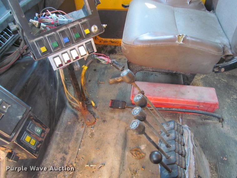 image for item J2614 2001 International 4900 dump truck