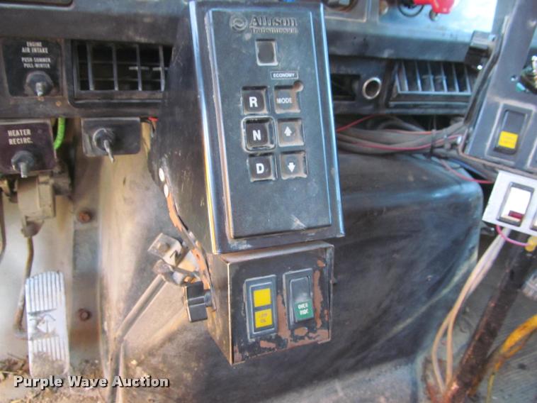 image for item J2614 2001 International 4900 dump truck