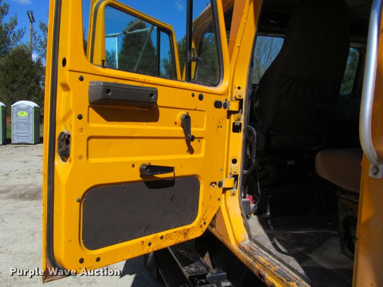 image for item J2614 2001 International 4900 dump truck