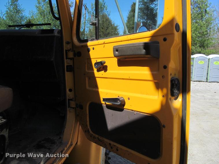 image for item J2614 2001 International 4900 dump truck