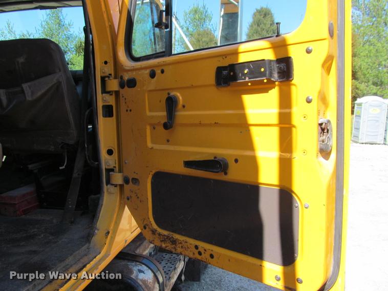 image for item J2614 2001 International 4900 dump truck