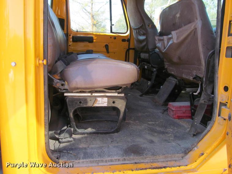 image for item J2614 2001 International 4900 dump truck