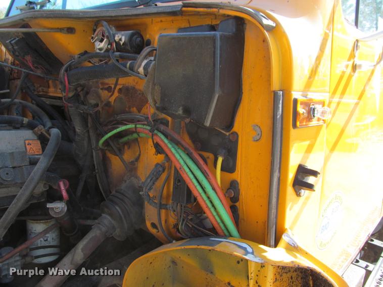 image for item J2614 2001 International 4900 dump truck