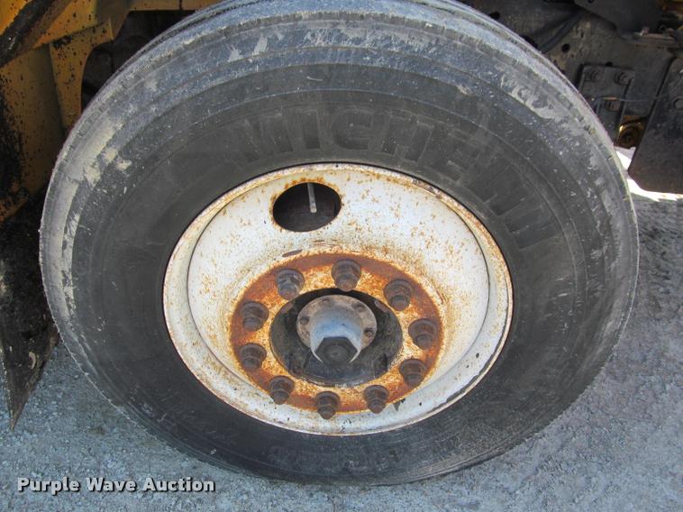 image for item J2614 2001 International 4900 dump truck