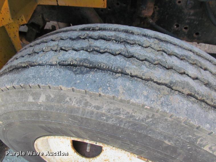 image for item J2614 2001 International 4900 dump truck