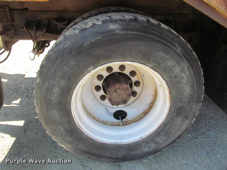 image for item J2614 2001 International 4900 dump truck