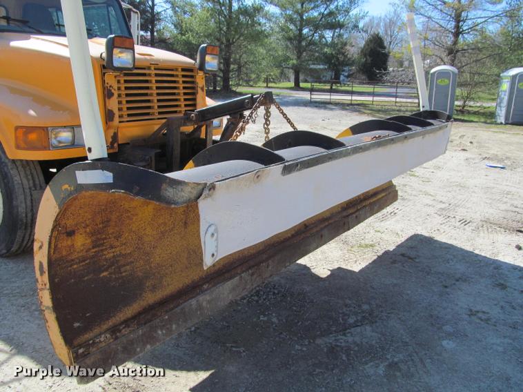 image for item J2614 2001 International 4900 dump truck