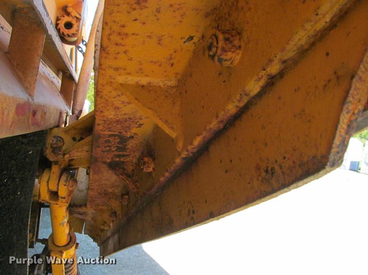 image for item J2614 2001 International 4900 dump truck