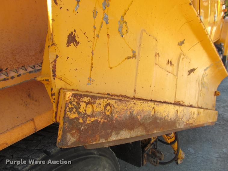 image for item J2614 2001 International 4900 dump truck