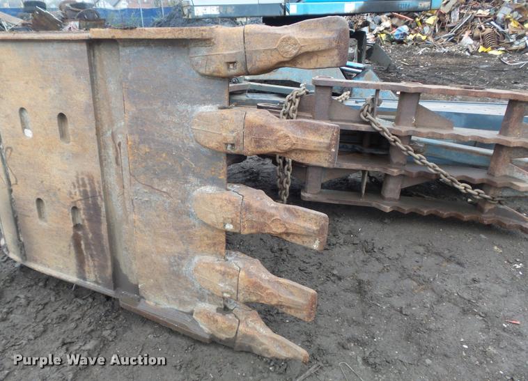 image for item K7696 2006 John Deere 350D excavator stick and bucket