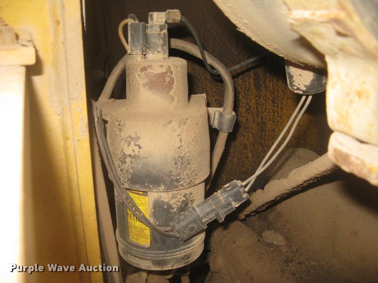 image for item L3987 1995 John Deere 710D backhoe